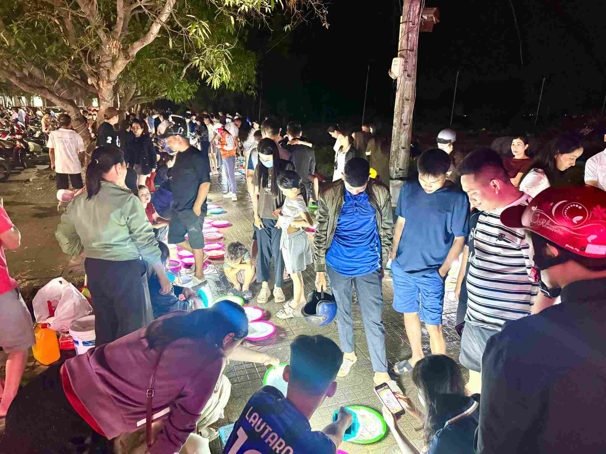 Không khí sôi động săn đón đặc sản mực nháy tại tuyến đường ra đảo Lan Châu. Ảnh: Mai Ngân