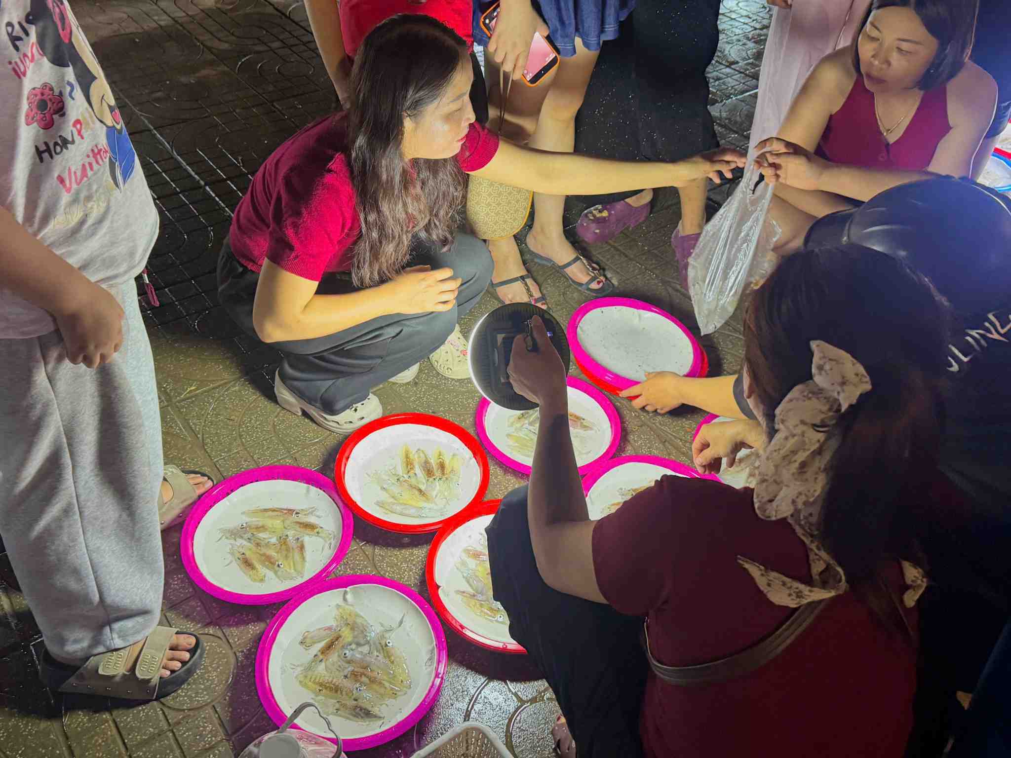 Tourists choose to buy fresh and delicious squid on Cua Lo beach. Photo: Mai Ngan