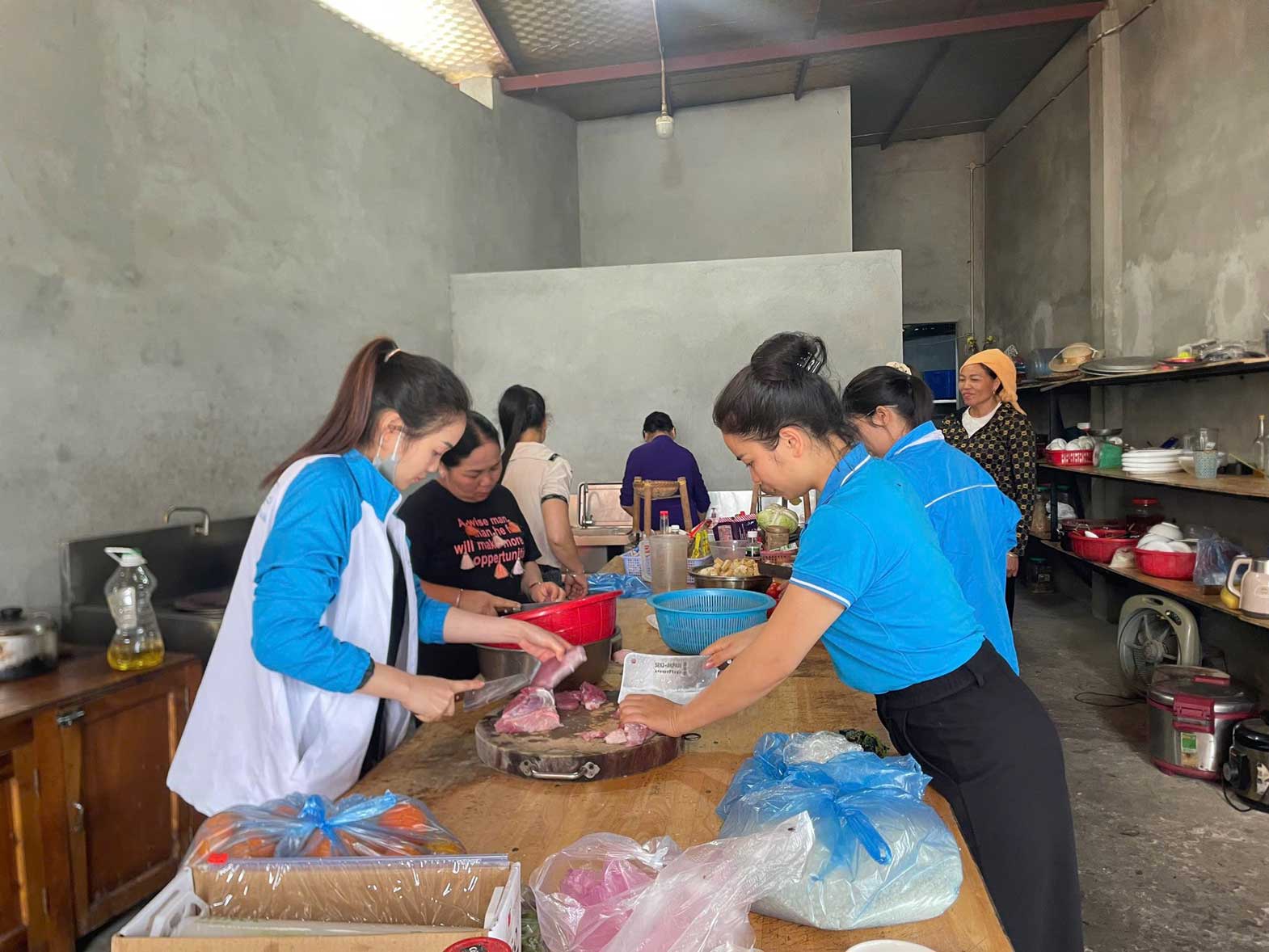 Hội viên phụ nữ và đoàn viên chuẩn bị bữa ăn phục vụ lực lượng làm nhiệm vụ sau bão.