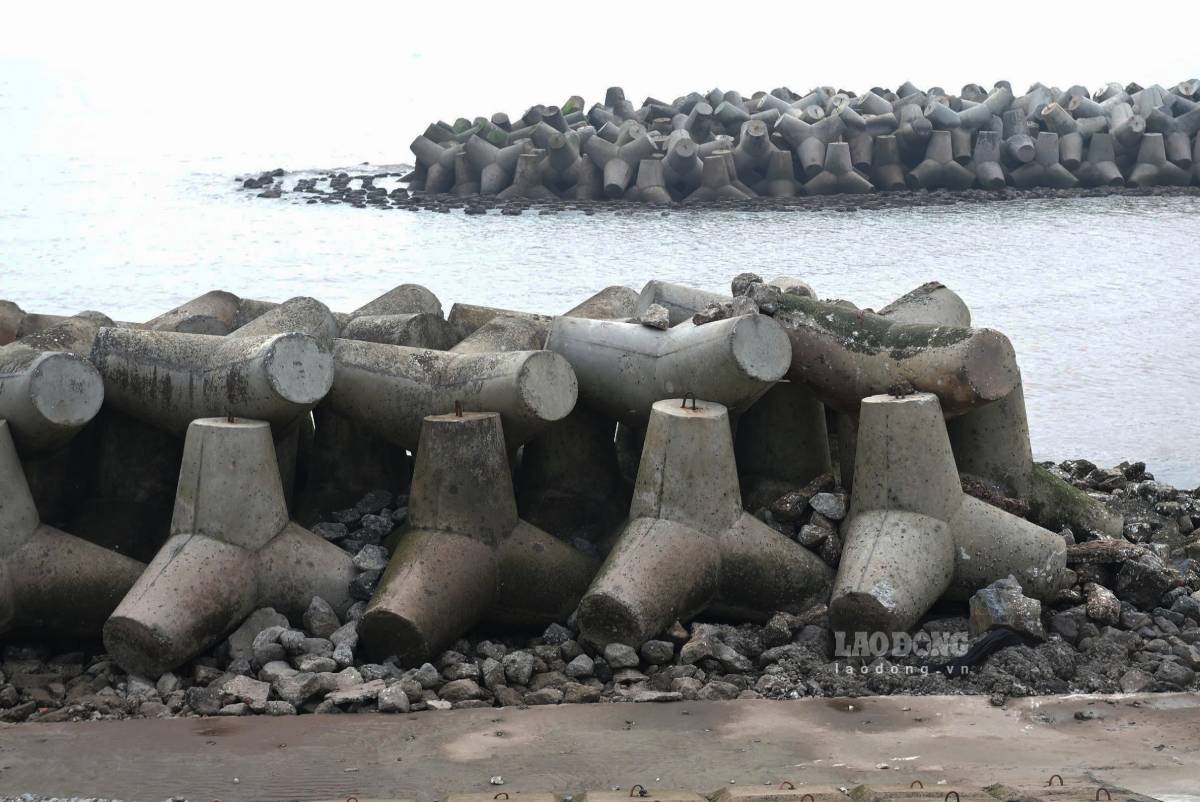 Hệ thống kè mỏ hàn được xếp phía bờ biển để chắn sóng.
