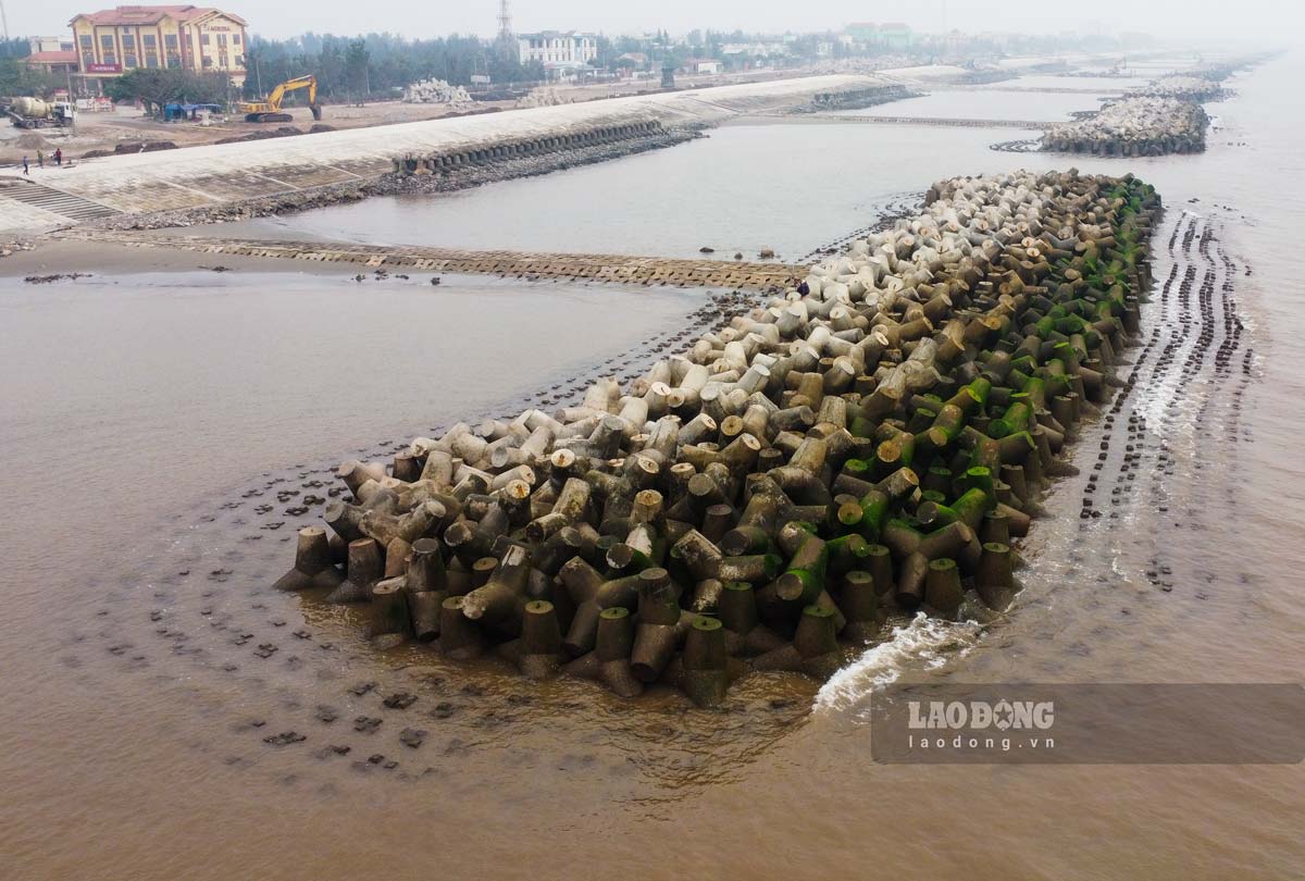 Theo Ban Quản lý dự án đầu tư xây dựng số 2 tỉnh Ninh Bình, Dự án củng cố hoàn thiện và xử lý sạt lở đê biển xã Hải Thịnh khi hoàn thành sẽ chống sạt lở, giảm sóng, gây bồi tạo bãi, tăng cường khả năng an toàn cho tuyến đê biển hiện có; bảo vệ dân cư và cơ sở hạ tầng thiết yếu phía trong đê; phục vụ công tác phòng, chống thiên tai, cứu hộ đê biển khi có sự cố, góp phần ổn định dân cư, phát triển kinh tế - xã hội khu vực.