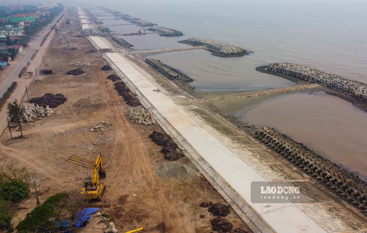 Đối với khu vực kè Thịnh Long được xây dựng tuyến kè dài khoảng 1,8km, kết hợp thềm giảm sóng dài 0,8km cùng 12 mỏ hàn mới.