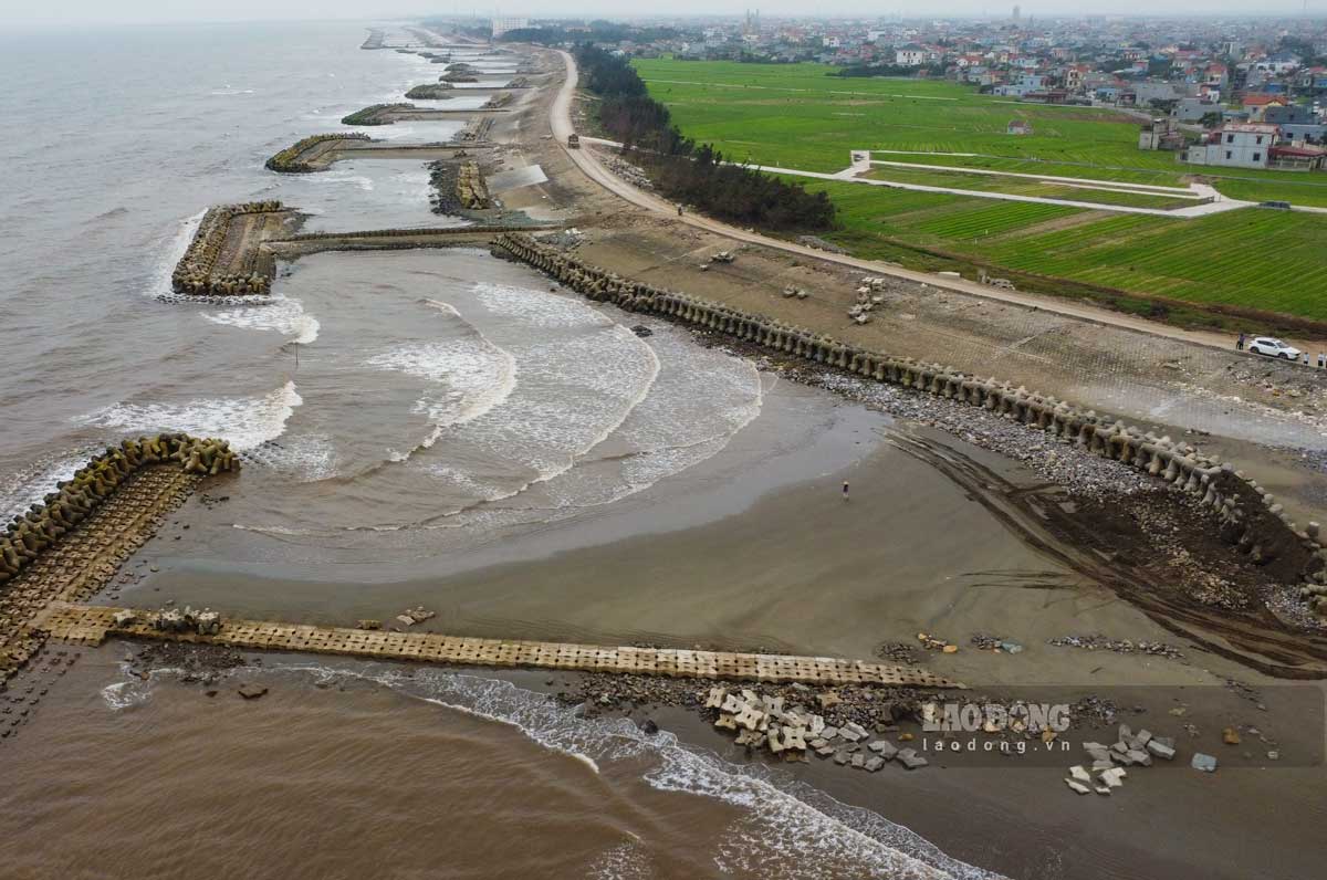 ハイティンコミューンの海岸堤防の強化、完成、および地滑り処理プロジェクトが間もなく完了します。写真:ルオン・ハ