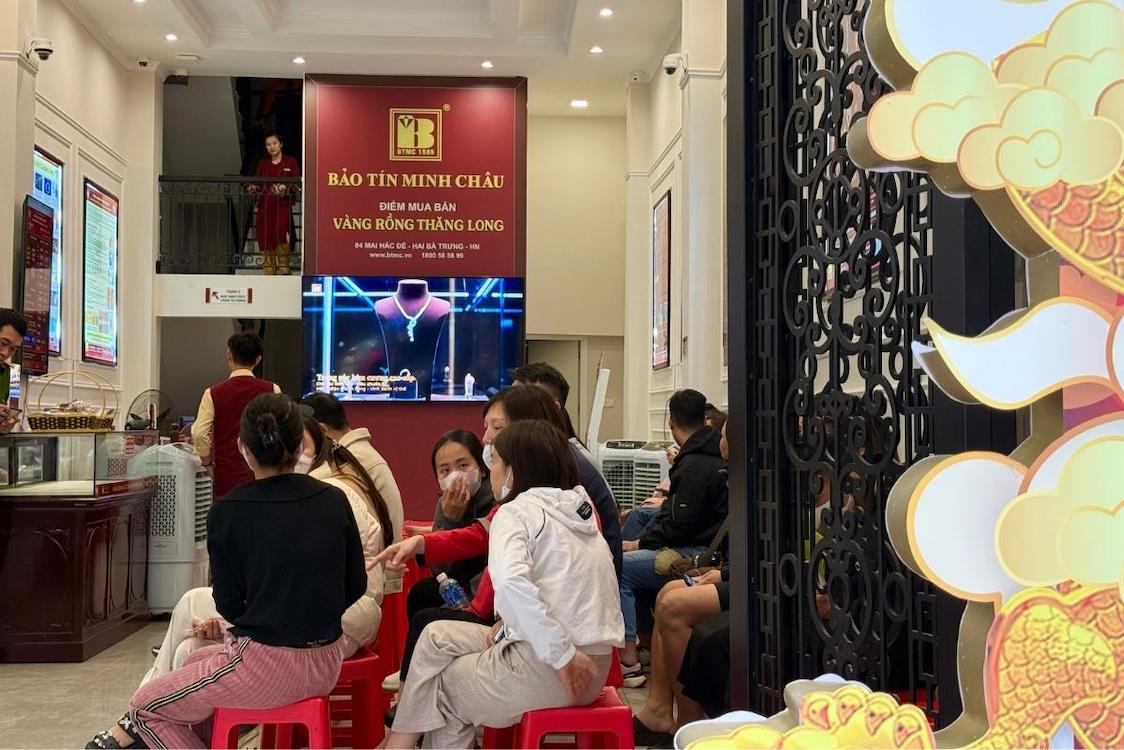 Khách xếp hàng mua vàng sáng 30.3 tại Hà Nội, lượng người đã giảm, cửa hàng bớt cảnh chen chúc so với trước. Ảnh: Phương Anh