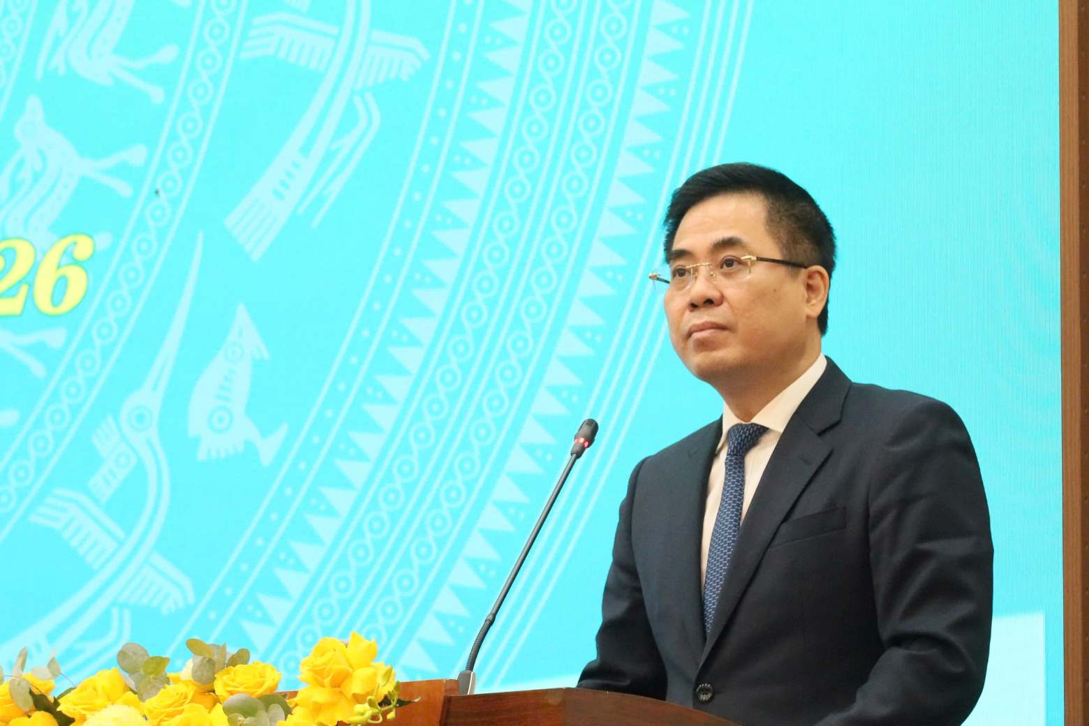 Mr. Nguyen Hoang Giang, Chairman of Quang Ngai Provincial People's Committee, speaks to receive the assignment. Photo: Nguyen Thanh