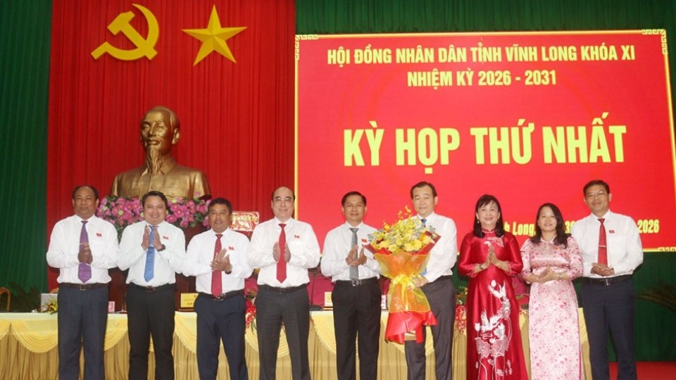 Mr. Nguyen Minh Dung (4th from right) was elected to hold the position of Chairman of the 11th Provincial People's Council for the term 2026 - 2031. Photo: An Nhien