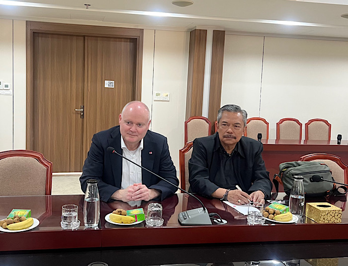 Ông Are Tomasgard - Phó Chủ tịch LO Na Uy (bên trái) và ông Floro Francisco - cố vấn khu vực của LO Na Uy. Ảnh: Kiều Vũ