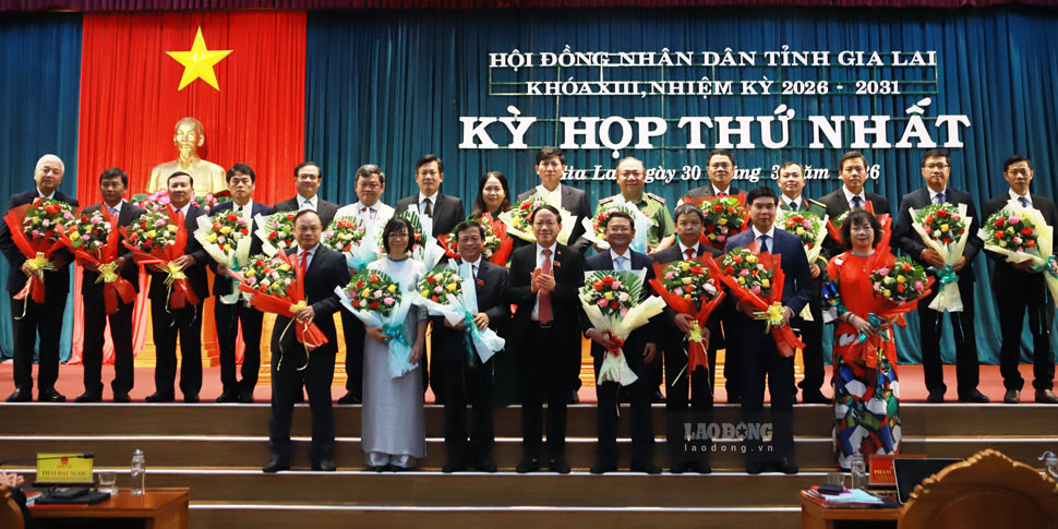El aparato del Comité Popular Provincial de Gia Lai para el mandato 2026-2031 se presenta en la sesión. Foto: Hoai Phuong