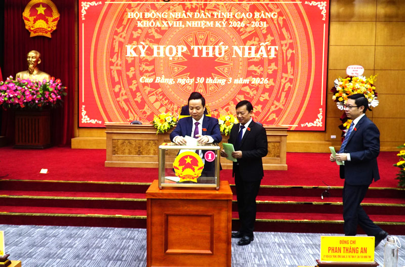 Các đại biểu bỏ phiếu bầu tại kỳ họp. Ảnh: Tiến Dũng