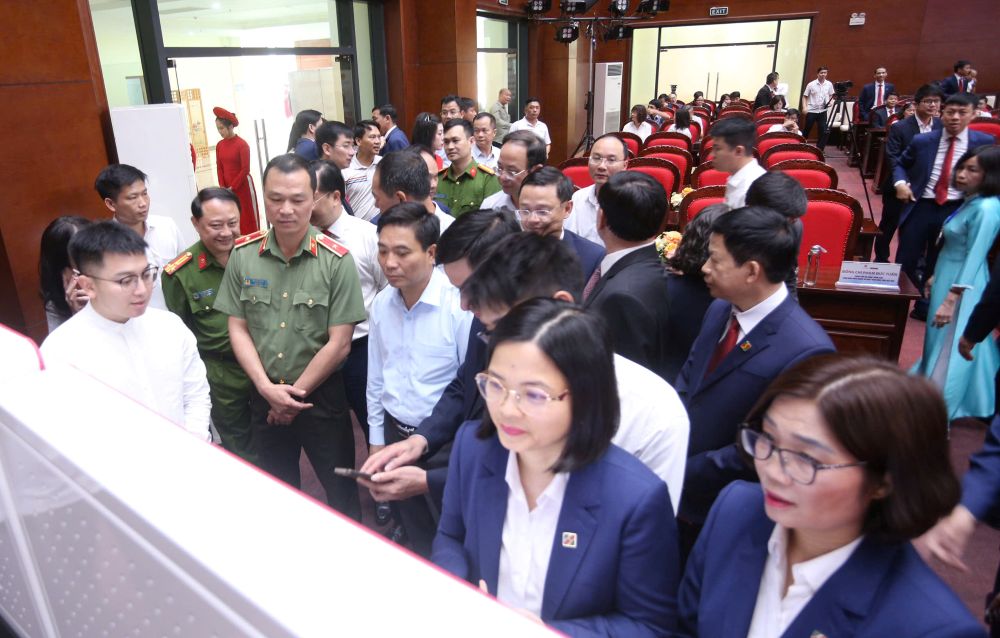 Các đại biểu tham quan, trải nghiệm với 