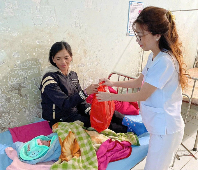 Staff of Tu Mo Rong Medical Center present gifts from the "0-dong Newborn Wardrobe" to pregnant women. Photo: Le Phuoc Ngoc