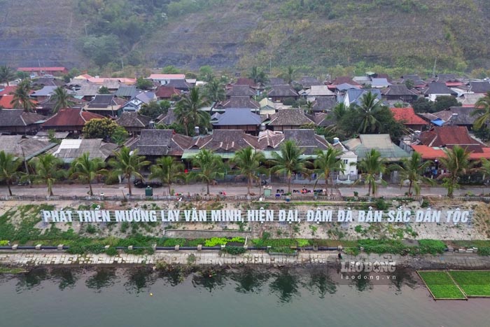 Stilt houses located close together in Muong Lay ward, Dien Bien province. Photo: Quang Dat