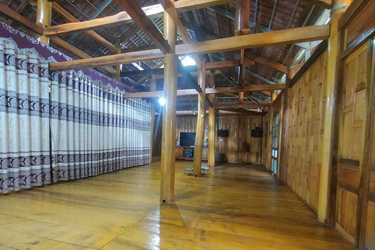 Bên trong nhà sàn dân tộc Thái. Ảnh: Quang Đạt