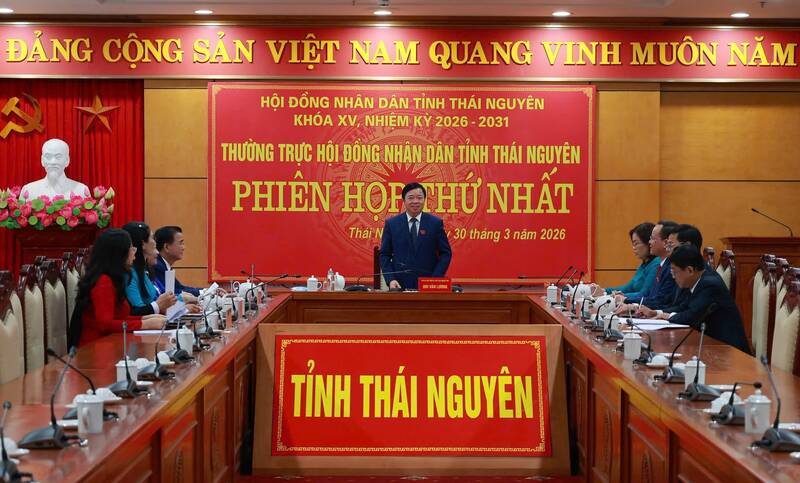 Ông Bùi Văn Lương (ở giữa) giữ chức Chủ tịch HĐND tỉnh Thái Nguyên