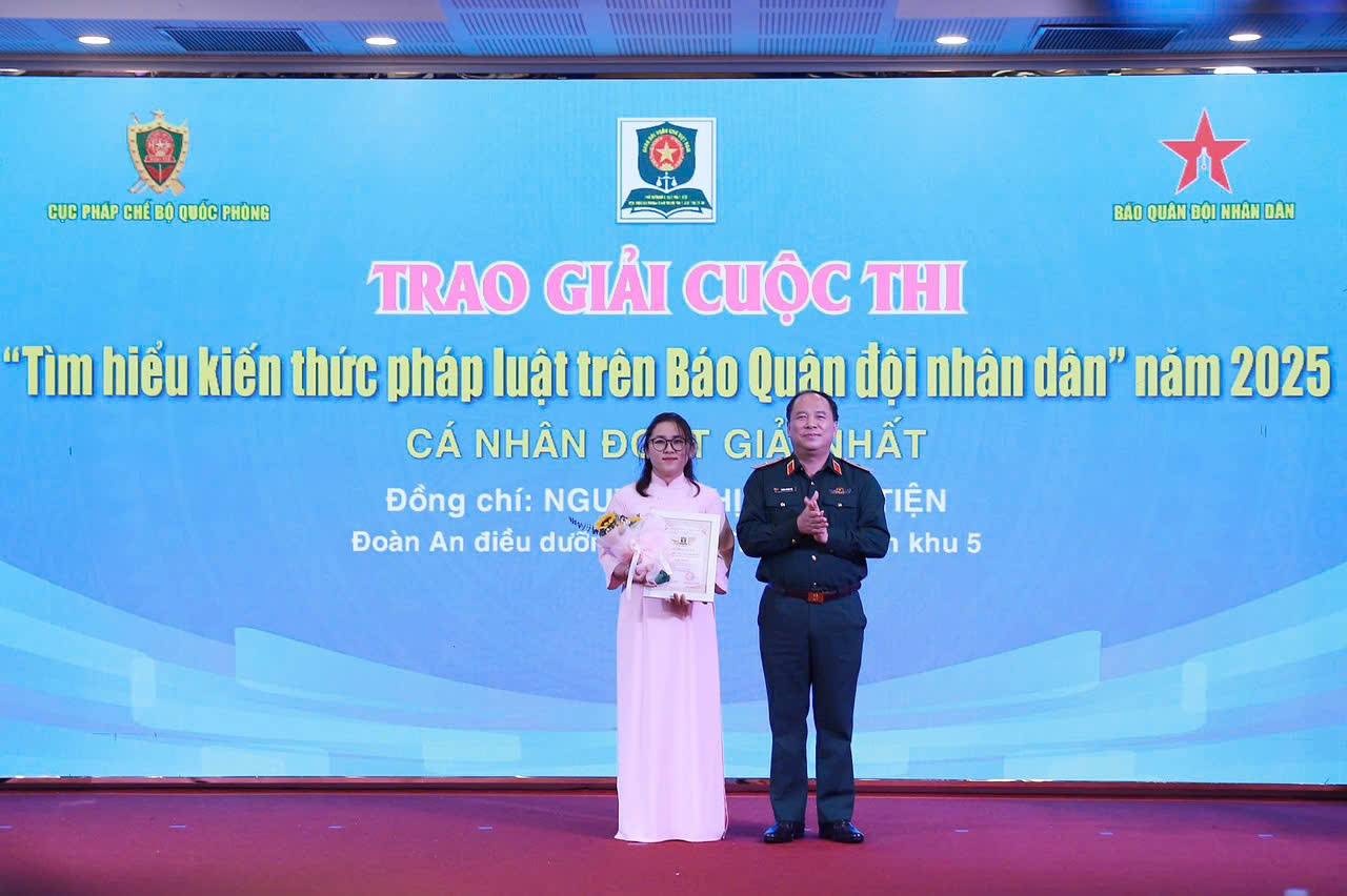 El comité organizador otorgó un primer premio individual a la Sra. Nguyen Thi Thanh Tien (Departamento de Enfermería 26 Nha Trang, Región Militar 5). Foto de : Hoang Linh