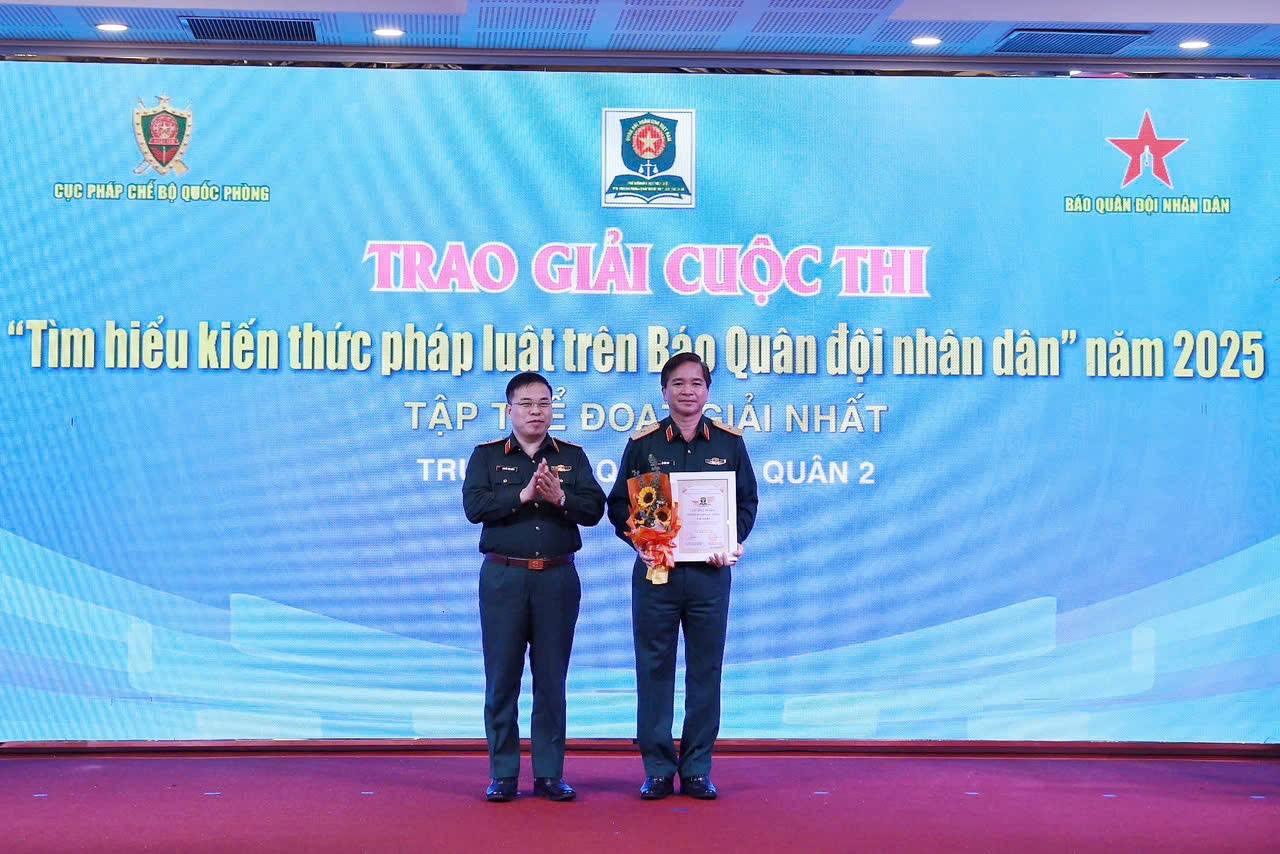 Ban tổ chức trao 1 giải Nhất tập thể cho Trường Sĩ quan Lục quân 2. Ảnh: Hoàng Linh