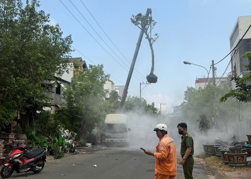 Escena de una grúa sospechosa de chocar con un cable eléctrico que causó la muerte de 1 persona