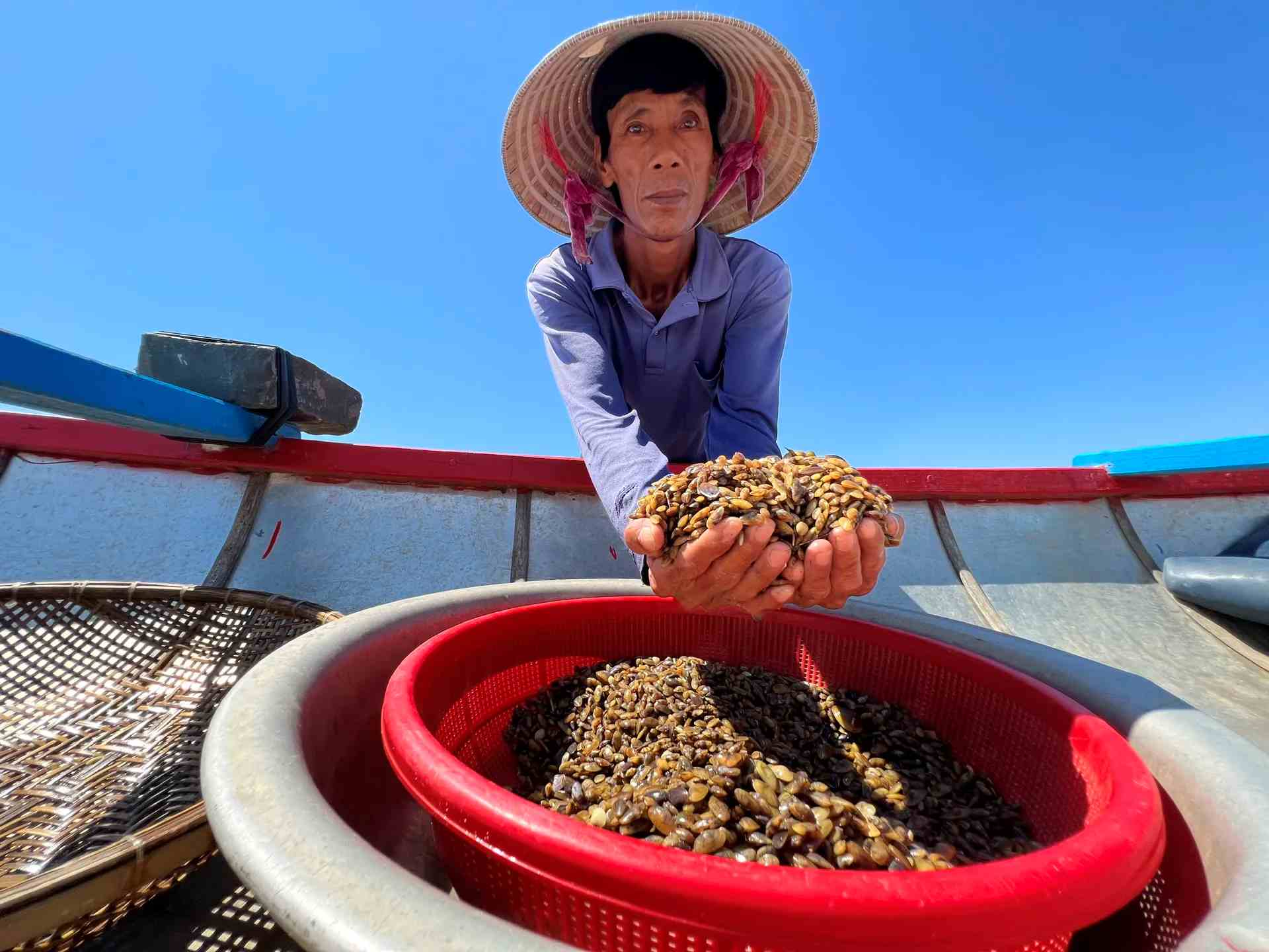 Quang Ngai 사람들은 Tra Khuc 강에서 갈퀴질을 합니다. 사진: 동장