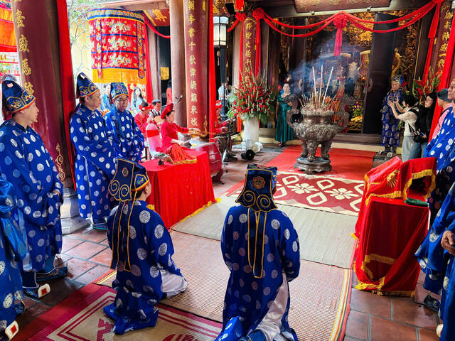 Lễ hội đền Bạch Mã khai mạc trong không khí linh thiêng, được tổ chức nhằm tưởng nhớ công đức của thần. Không ồn ào, náo nhiệt, lễ hội mang sắc thái trầm mặc, nổi bật với nghi thức tuyên đọc Chúc văn, đánh trống khai hội, tế lễ truyền thống đầy trang trọng và uy nghi.