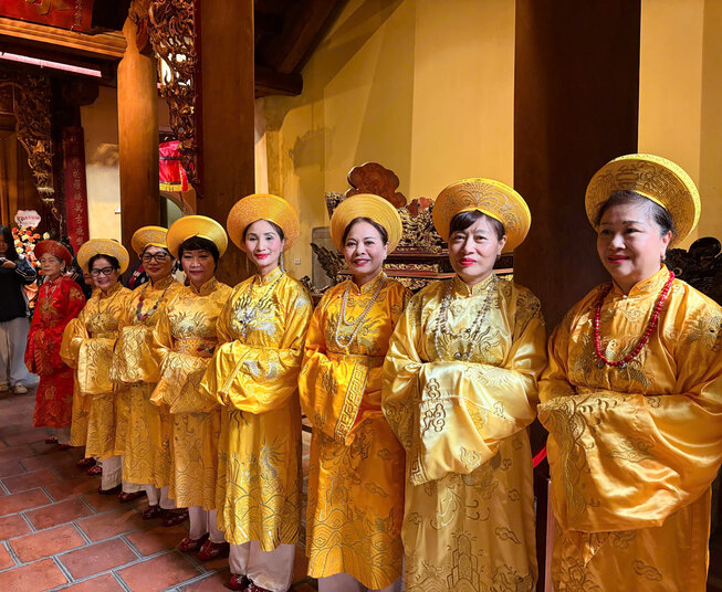 Trong lễ hội đền Bạch Mã, đội tế nữ với trang phục áo gấm màu vàng, họa tiết truyền thống, đội khăn vành giữ vai trò quan trọng trong các tuần tế, phối hợp cùng đội tế nam để thực hiện nghi lễ dâng hương, đọc chúc văn và các nghi thức truyền thống.