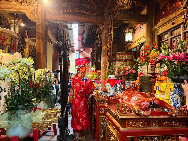 Các nghi thức quan trọng được thực hiện như tuyên đọc chúc văn, đánh trống khai hội, tế Nam quan...