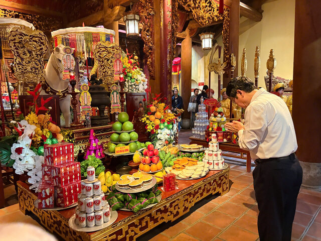 Trong không gian dâng lễ tại đền, ở trung tâm là hình tượng ngựa trắng - biểu trưng gắn với truyền thuyết thần Long Đỗ, vị thần trấn giữ phía Đông của Thăng Long xưa. Xung quanh là các mâm lễ được bày biện cân đối, đầy đặn với hoa tươi, ngũ quả, bánh trái và lễ vật truyền thống,...