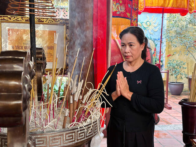 Theo bà Nguyễn Thị Thêm (sinh sống tại Hàng Buồm) chia sẻ: Đền Bạch Mã là một trong “Thăng Long tứ trấn”, giữ vị trí trấn Đông – hướng quan trọng trong quan niệm phong thủy và quân sự xưa. Vì vậy mỗi người dân ở đây đều đến đây thắp hương, xin lộc mỗi dộ xuân về, cầu mong cho quốc thái dân an.