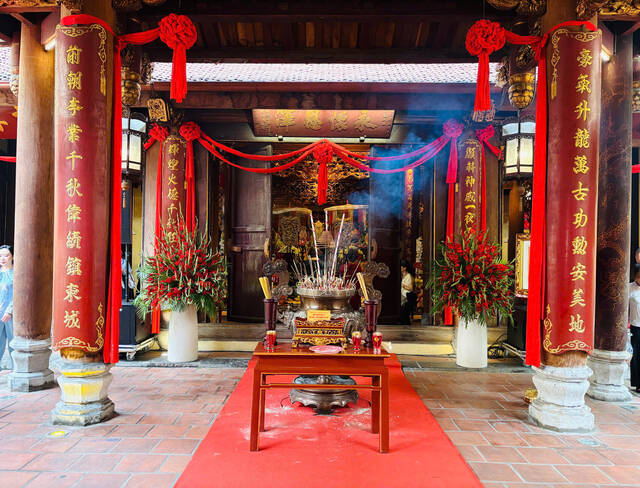 Ngày nay, giữa lòng Hà Nội hiện đại, đền Bạch Mã vẫn giữ vai trò như một “ký ức sống”, giúp người dân và du khách hiểu hơn về lịch sử nghìn năm của kinh thành, đồng thời khẳng định sức sống bền bỉ của các giá trị văn hóa truyền thống.