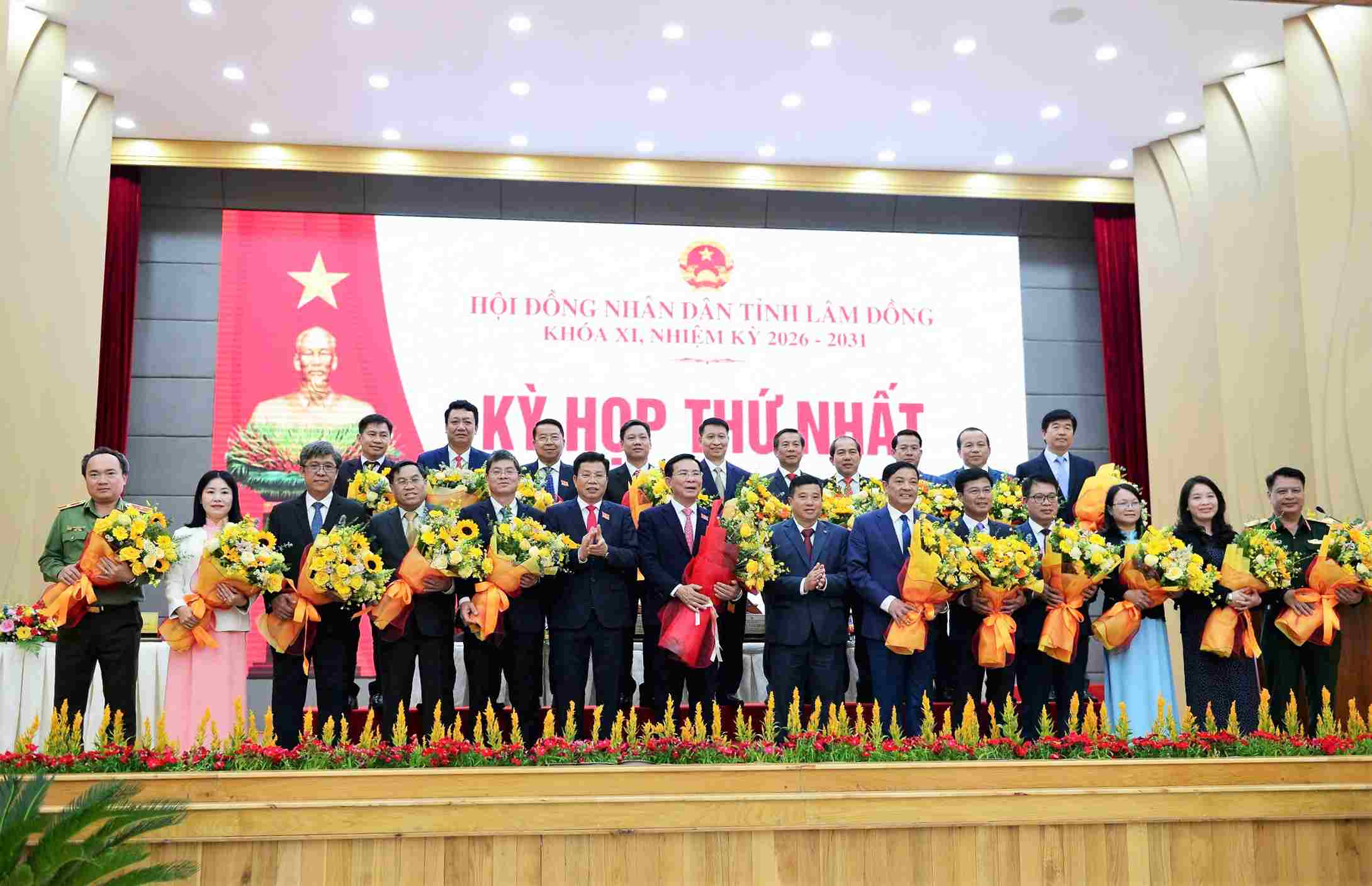 Ông Y Thanh Hà Niê Kđăm, Ủy viên BCH Trung ương Đảng, Bí thư Tỉnh ủy, Trưởng Đoàn ĐBQH tỉnh tặng hoa cho tân Chủ tịch và tân Phó Chủ tịch HĐND tỉnh Lâm Đồng khóa XI, nhiệm kỳ 2026-2031. Ảnh: Phúc Khánh