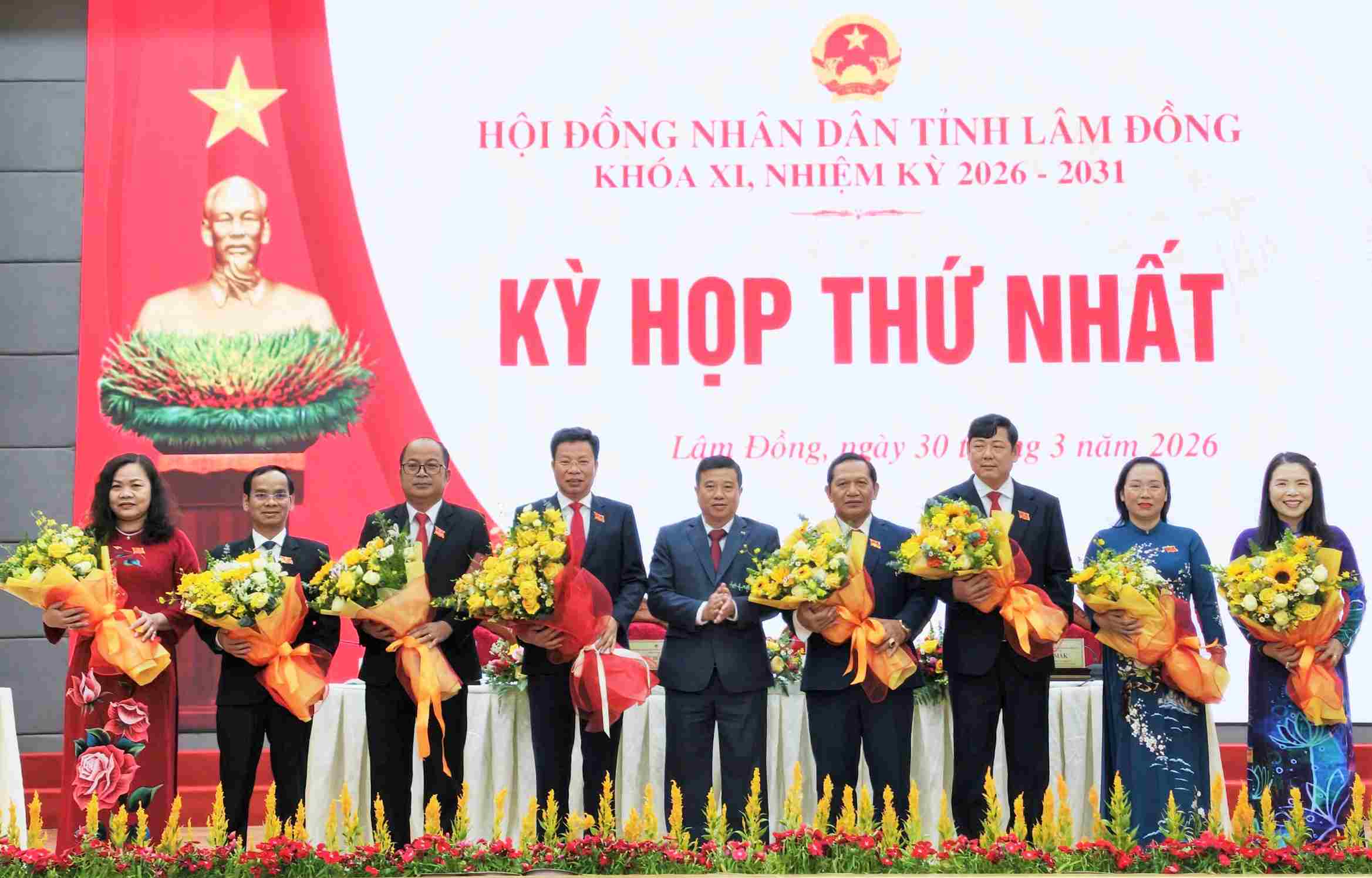 Ông Y Thanh Hà Niê Kđăm, Ủy viên BCH Trung ương Đảng, Bí thư Tỉnh ủy, Trưởng Đoàn ĐBQH tỉnh tặng hoa cho tân Chủ tịch và tân Phó Chủ tịch HĐND tỉnh Lâm Đồng khóa XI, nhiệm kỳ 2026-203. Ảnh: Phúc Khánh