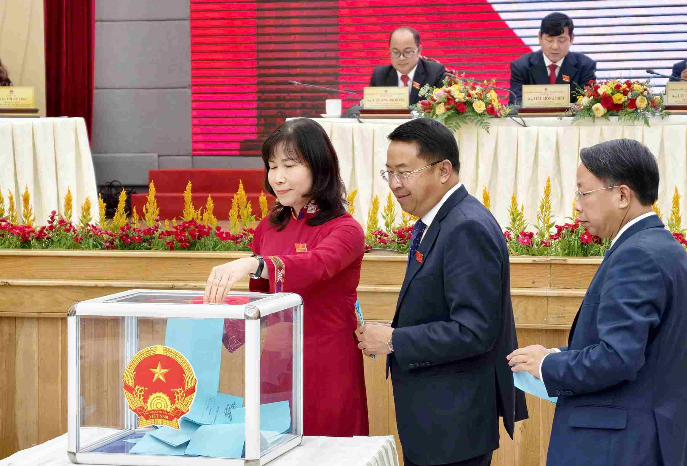 Các đại biểu bỏ phiếu bầu. Ảnh: Phúc Khánh