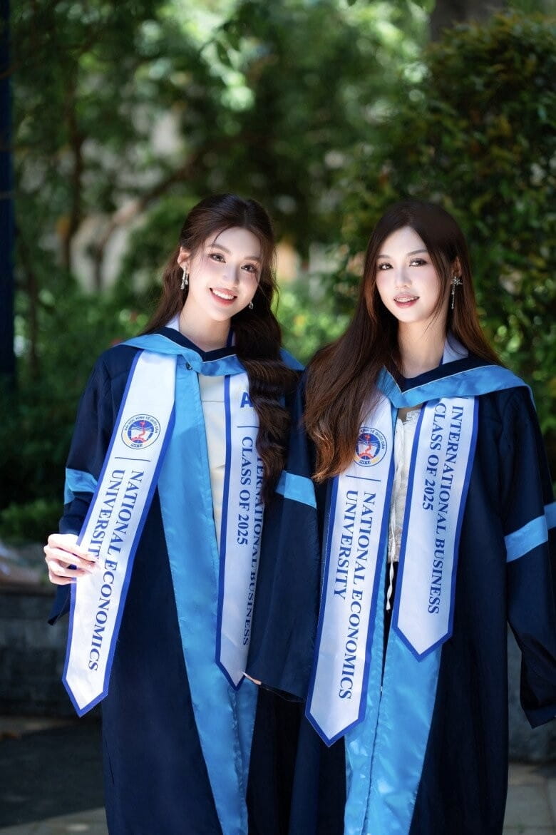 Hoa hậu Phương Oanh và chị gái Hoàng Yến. Ảnh NVCC