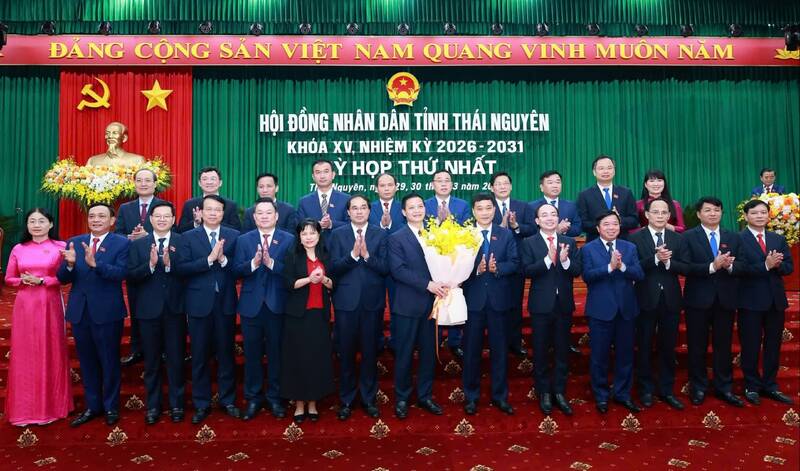 Mr. Vuong Quoc Tuan (holding flowers) re-elected as Chairman of Thai Nguyen Provincial People's Committee. Photo: Thai Nguyen GOP