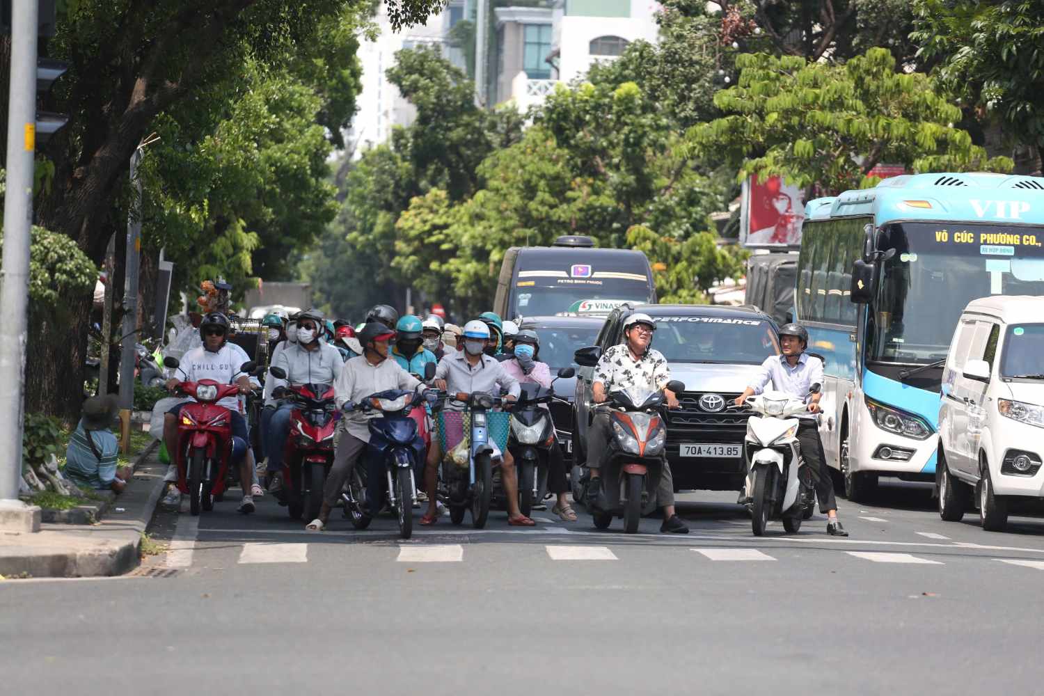 Các tuyến đường ở TPHCM trở nên oi bức, ngột ngạt trong những ngày cao điểm nắng nóng.