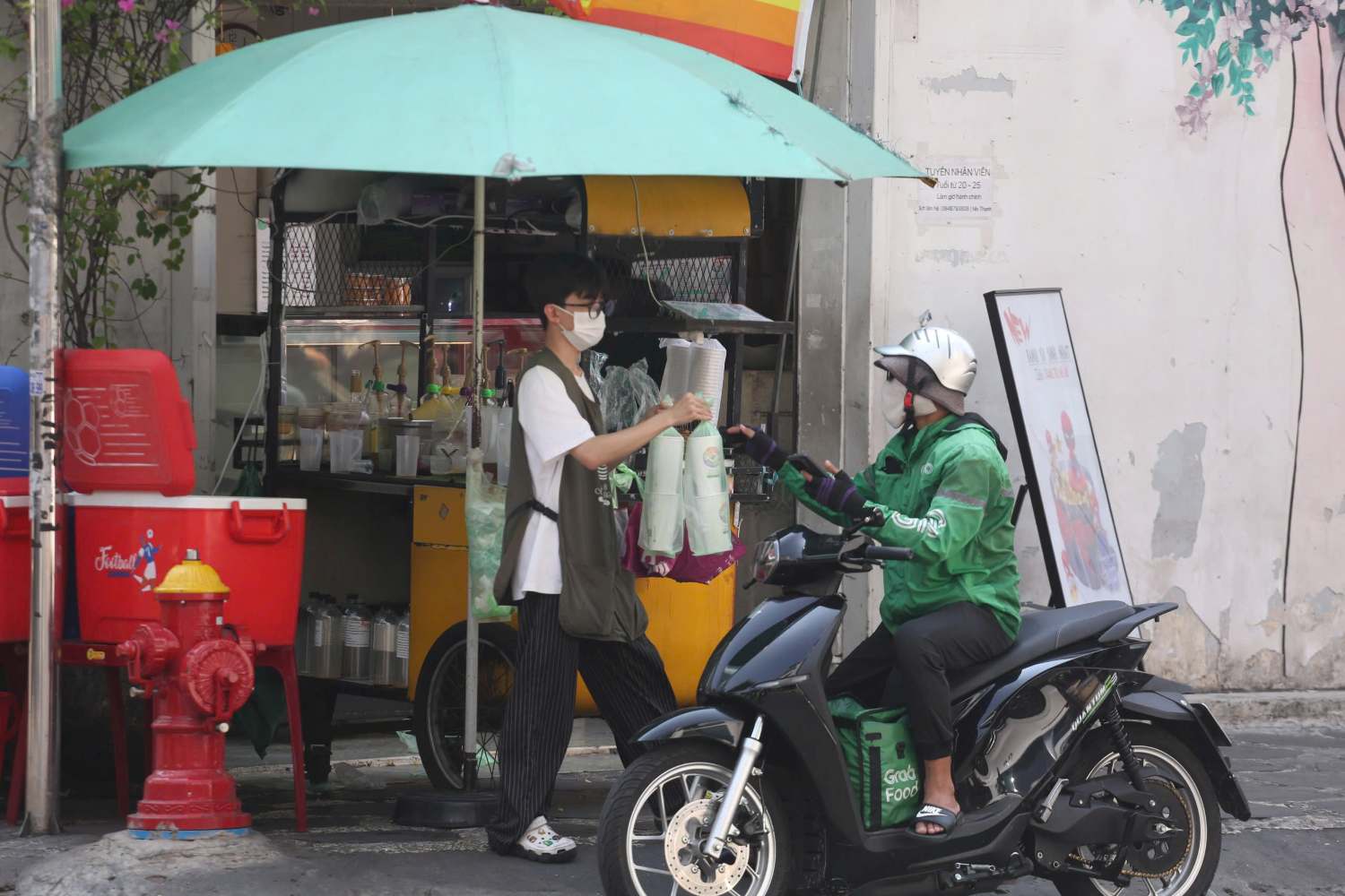 Người dân tìm mọi cách chống nóng khi nhiệt độ cao.