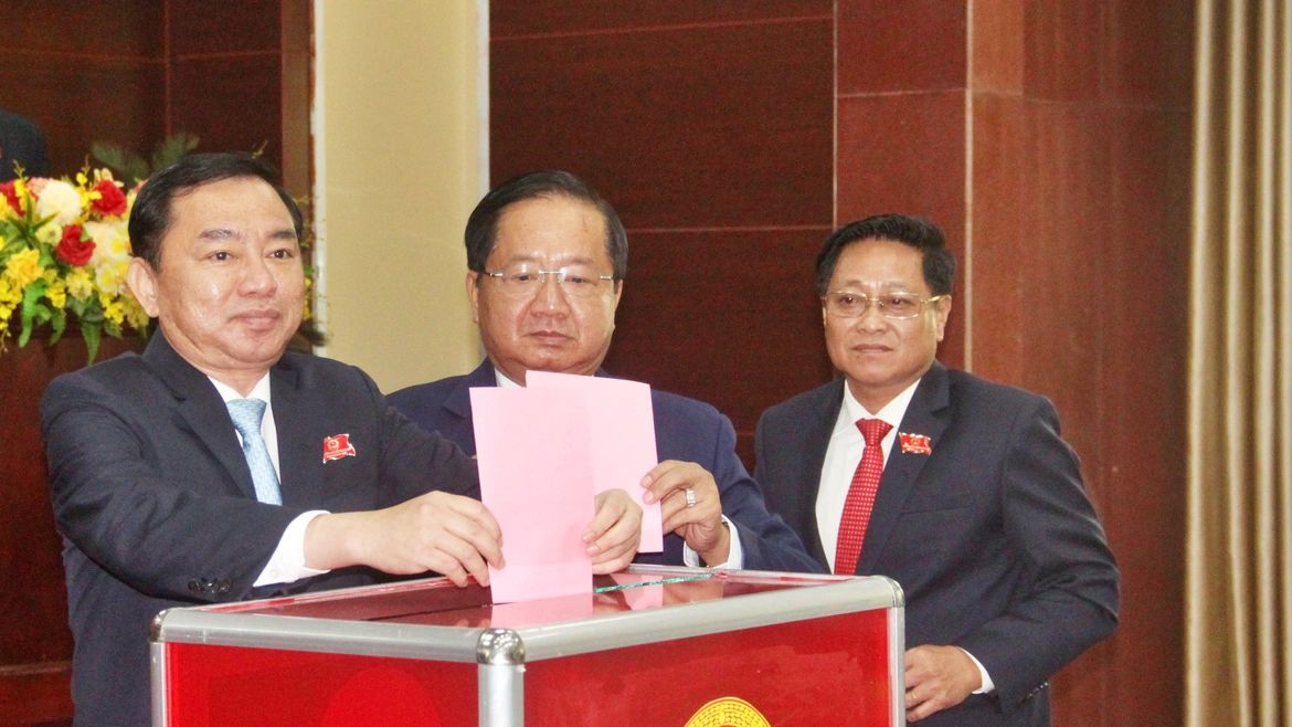 Các đại biểu HĐND bầu chức danh Chủ tịch HĐND tỉnh Cà Mau. Ảnh: Nhật Hồ.