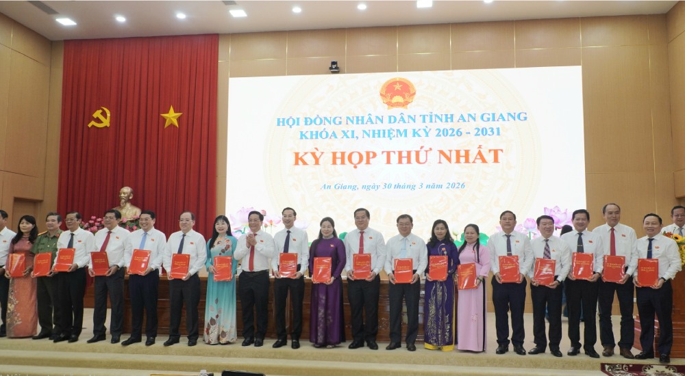 Trao giấy chứng nhận cho 85 đại biểu trúng cử HĐND tỉnh An Giang khóa XI nhiệm kỳ 2026-2031. Ảnh: Nguyên Anh