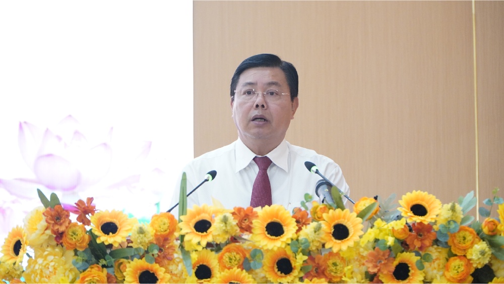 El secretario del Comité del Partido Provincial de An Giang, Nguyen Tien Hai, habla en la sesión. Foto: Nguyen Anh