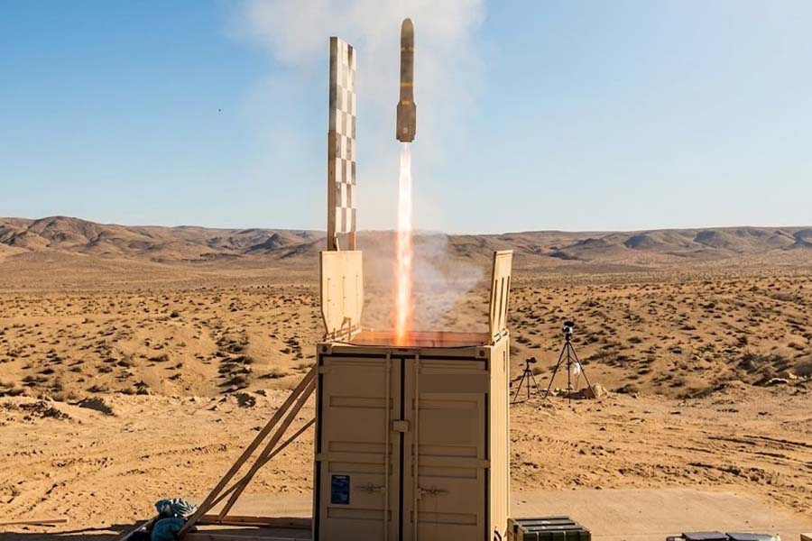 Lockheed Martin tests the GRIZZLY system to launch HELLFIRE missiles vertically from a launcher integrated in a container. Graphics: Cat Tien