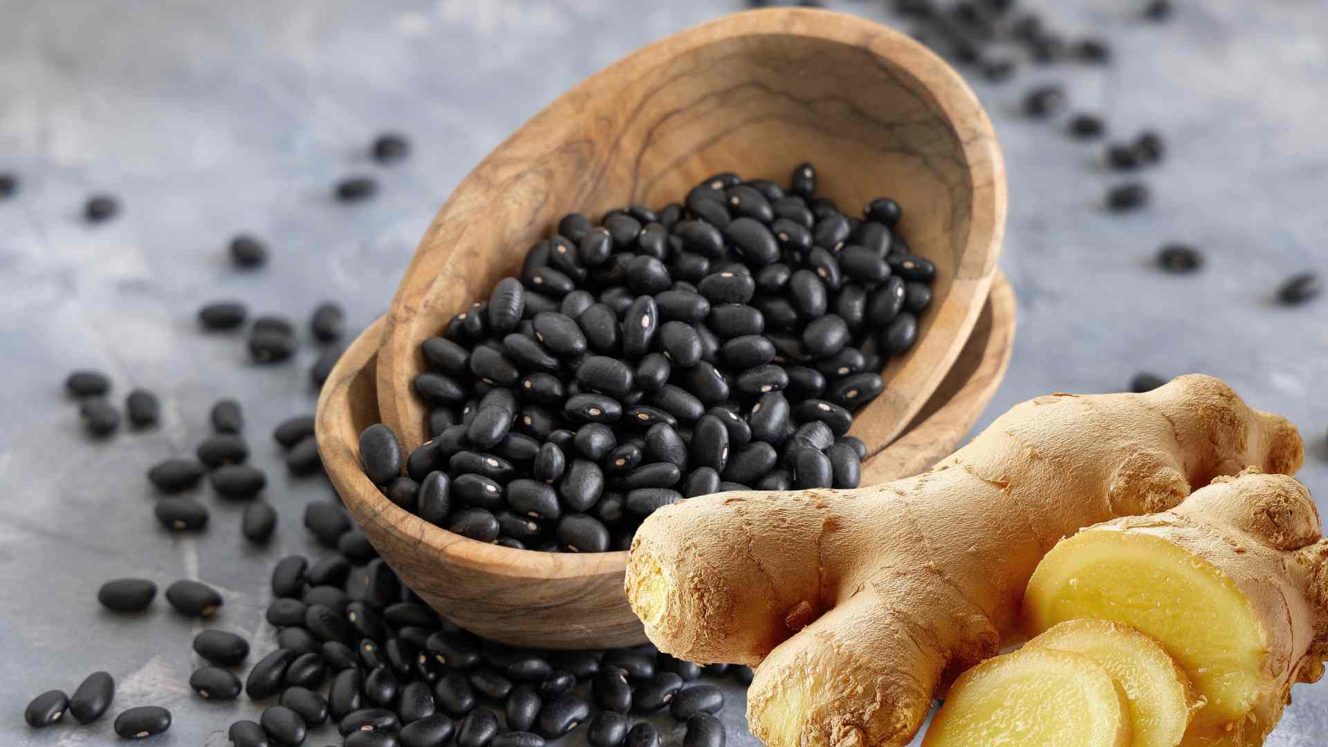 Black beans contain many antioxidants, when roasted with ginger and cooked into drinking water, it will help balance the coolness of black beans, warm the stomach, and is easy to absorb. Graphic photo: Huong Son