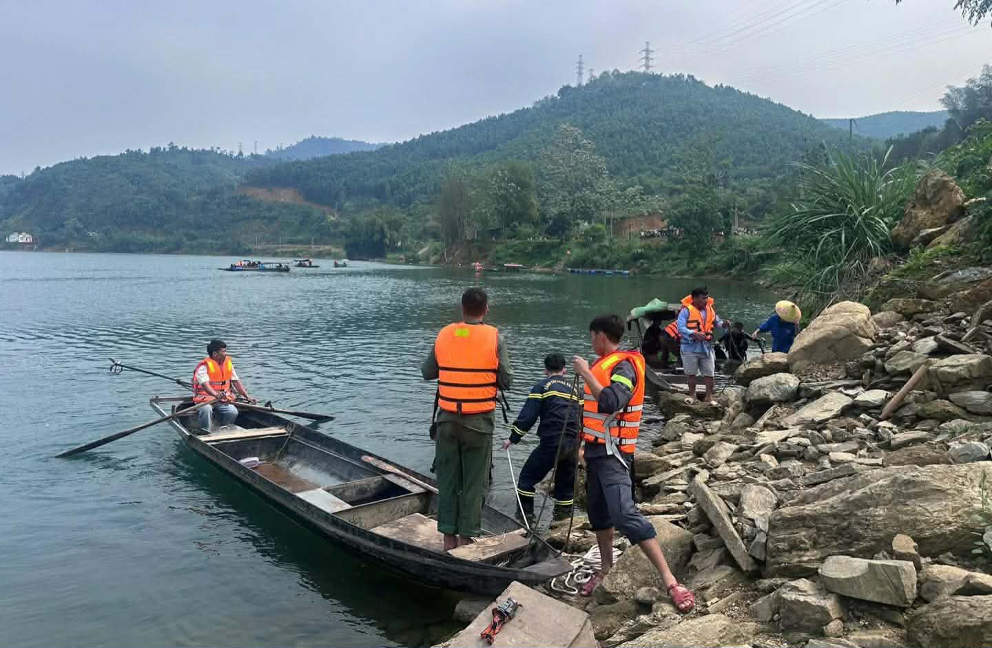 Functional forces deploy search for missing victims. Photo: Tuyen Quang Police