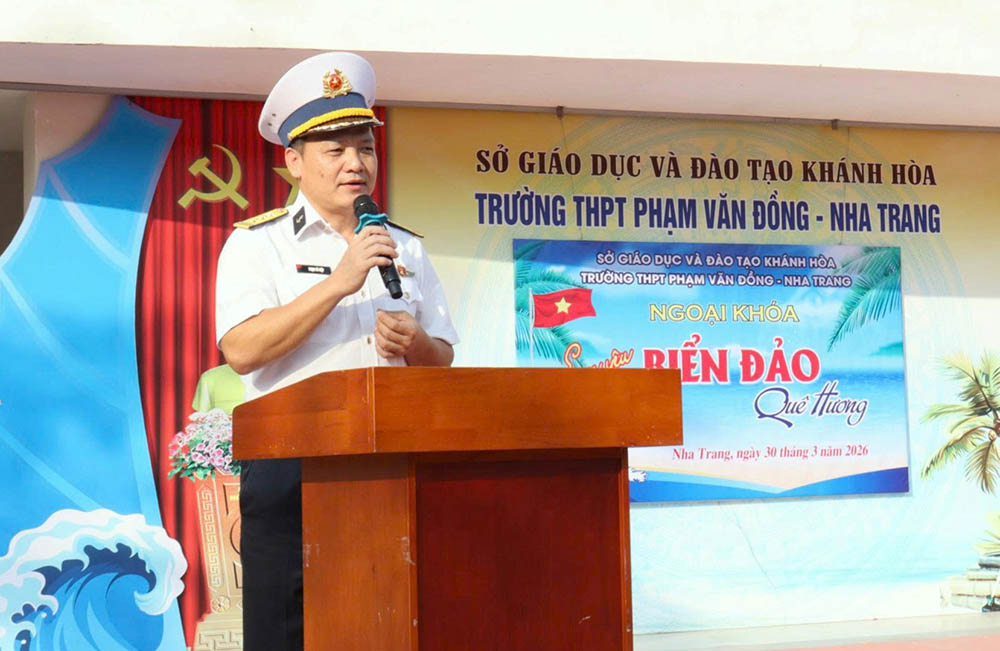 Báo cáo viên Học viện Hải quân tuyên truyền tại chương trình.