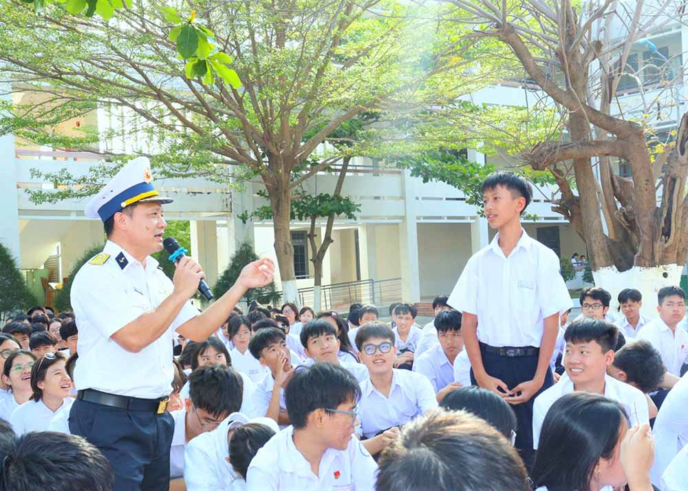 Báo cáo viên Học viện Hải quân giao lưu, trao đổi, tạo bầu không khí tuyên truyền cởi mở đến với các em học sinh.