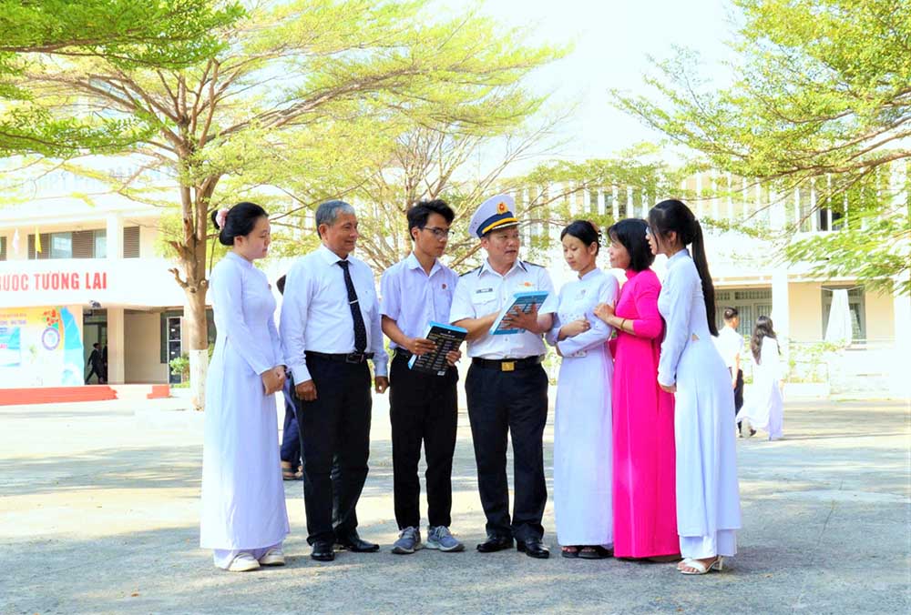 Giáo viên, học sinh được báo cáo viên Học viện Hải quân trực tiếp trao đổi, thông tin về biển, đảo Việt Nam và môi trường học tập trong quân đội.