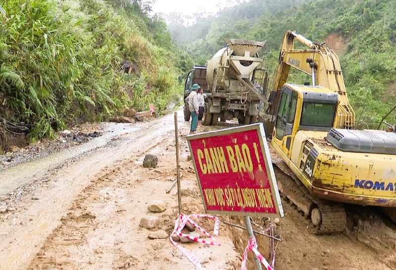 After more than 4 years, 7 contractors participating in the Da Nang mountainous traffic reconstruction project are all behind schedule, with some units only constructing less than 10% of the volume. Photo: PV Group