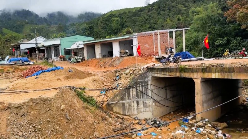 Giao thông miền núi Đà Nẵng vẫn ngổn ngang sau 4 năm dự án tái thiết gần 400 tỉ đồng được triển khai. Ảnh: Nhóm PV