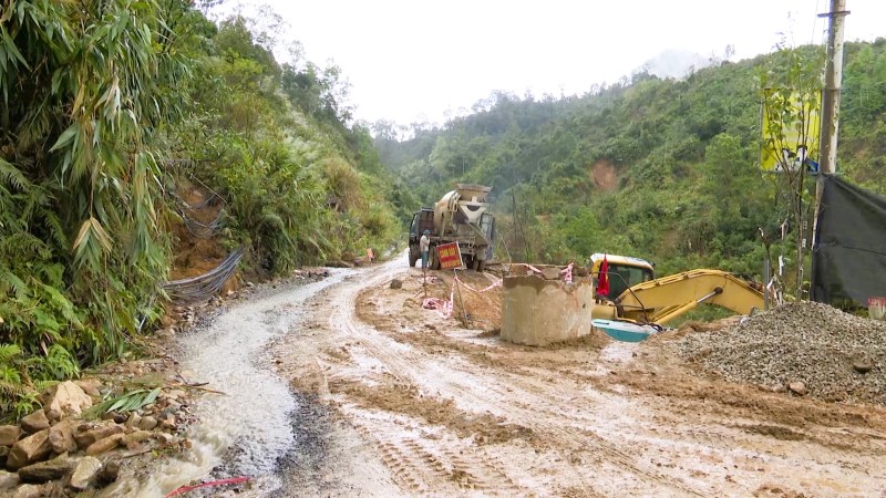 Thiên tai qua lâu, nhưng dự án đường tái thiết vẫn dang dở, 
