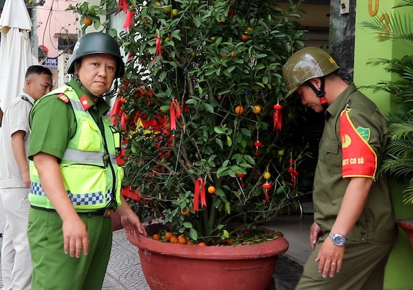 Lãnh đạo UBND phường Hòa Cường khẳng định chính quyền đã làm việc với tất cả tổ dân phố để phát thông báo tận tay người dân về quản lý trật tự đô thị. Ảnh: Nguyễn Linh