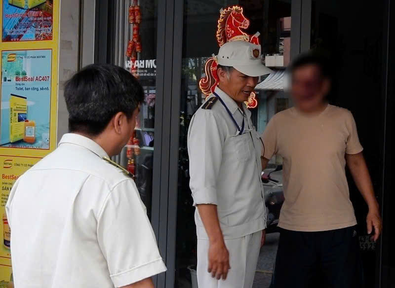 Người dân phối hợp cùng lực lượng chức năng dọn dẹp chậu cây, vật dụng trước nhà. Ảnh: Nguyễn Linh