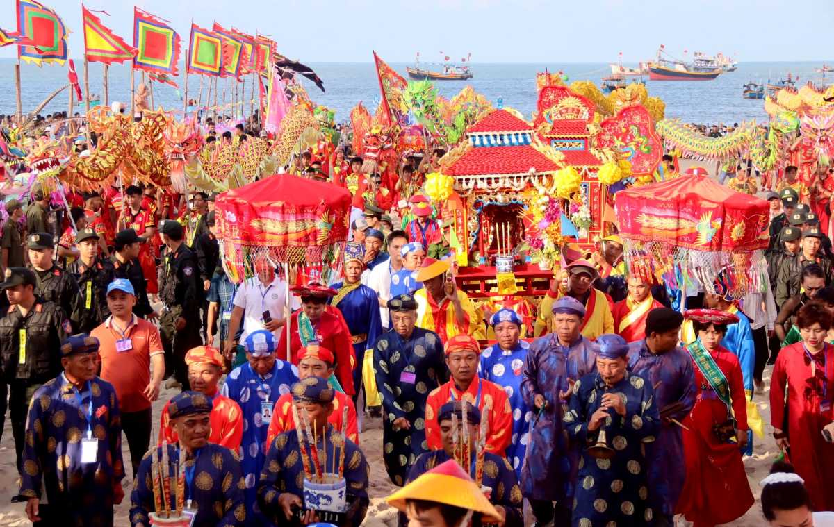 Sau nghi lễ trên biển, ngai và long vị Cô được rước vào Dinh Cô. Ảnh: UBND 